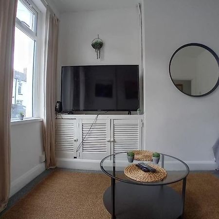 Large Family Home Central Location 3 Double Bedrooms And 1 Single Bedroom Кардифф Экстерьер фото