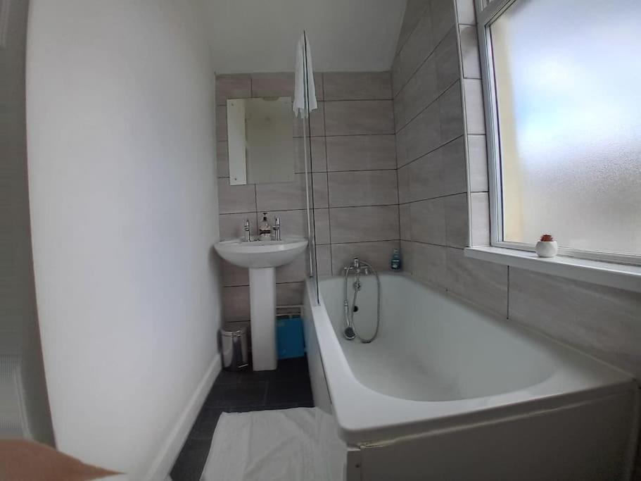 Large Family Home Central Location 3 Double Bedrooms And 1 Single Bedroom Кардифф Экстерьер фото