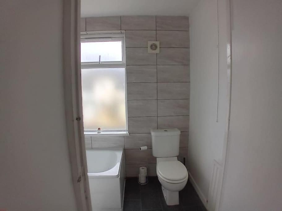 Large Family Home Central Location 3 Double Bedrooms And 1 Single Bedroom Кардифф Экстерьер фото