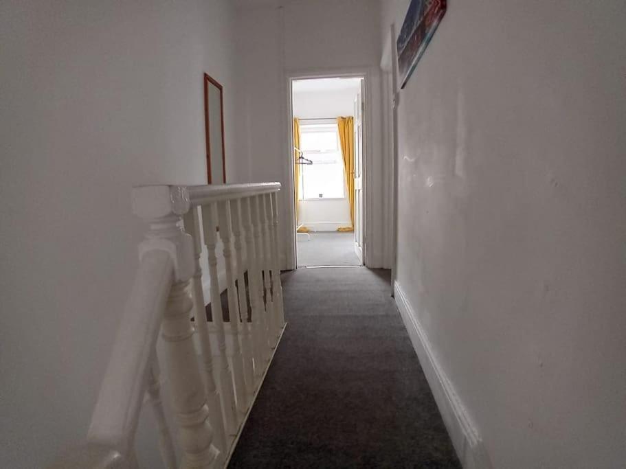 Large Family Home Central Location 3 Double Bedrooms And 1 Single Bedroom Кардифф Экстерьер фото