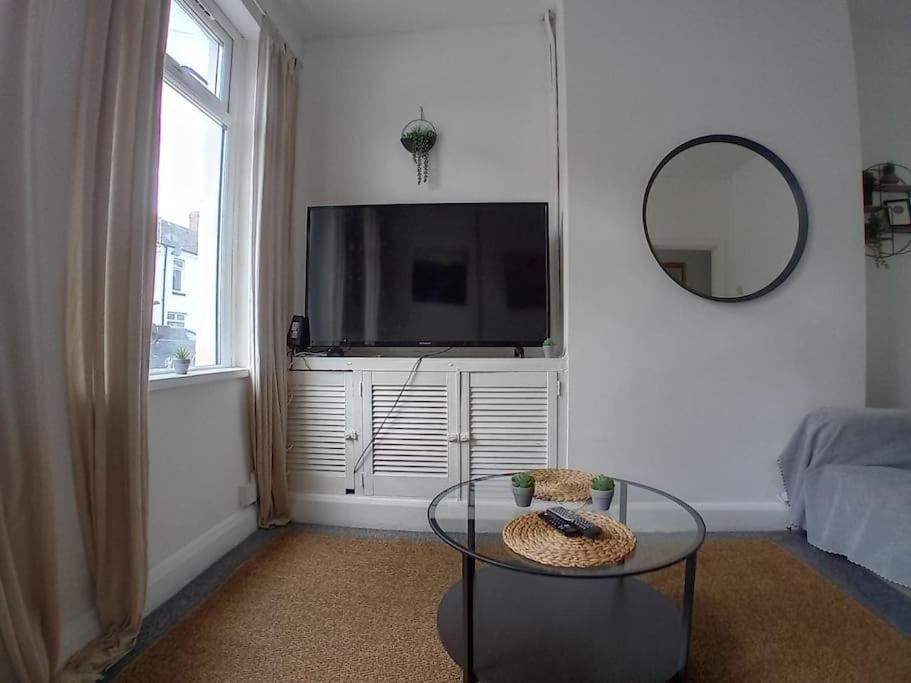 Large Family Home Central Location 3 Double Bedrooms And 1 Single Bedroom Кардифф Экстерьер фото