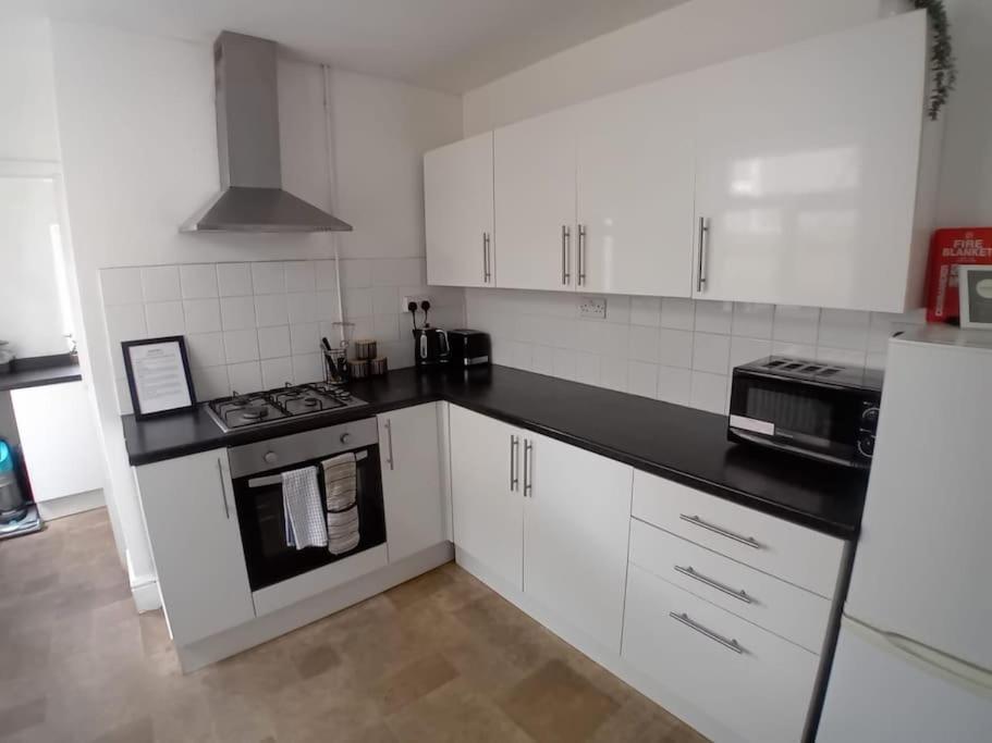Large Family Home Central Location 3 Double Bedrooms And 1 Single Bedroom Кардифф Экстерьер фото