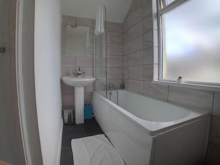Large Family Home Central Location 3 Double Bedrooms And 1 Single Bedroom Кардифф Экстерьер фото