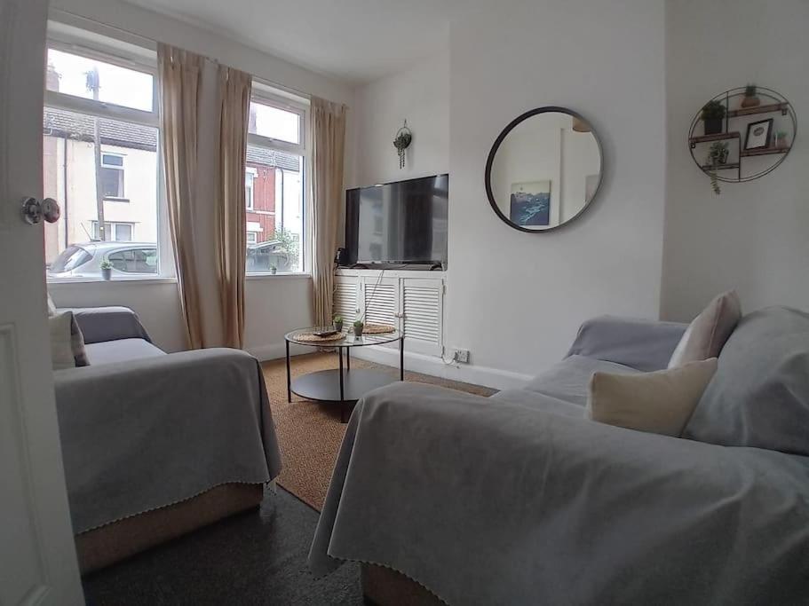 Large Family Home Central Location 3 Double Bedrooms And 1 Single Bedroom Кардифф Экстерьер фото